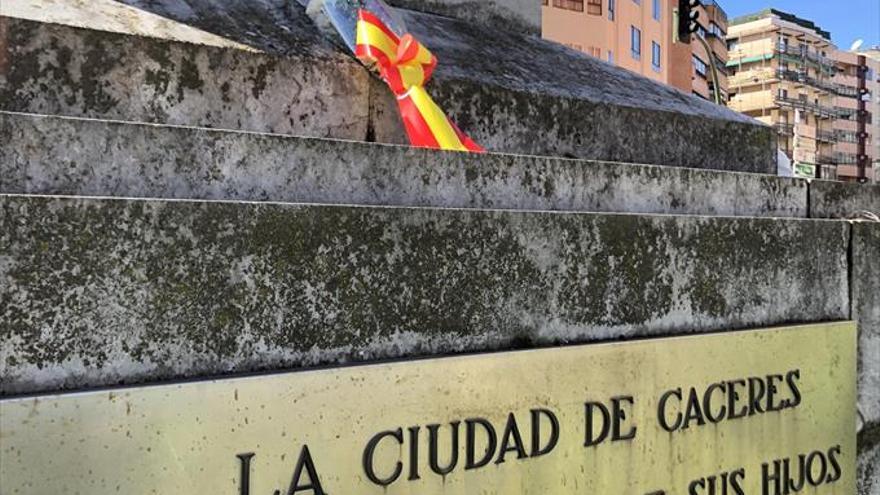 Flores en la cruz de los cáidos de cáceres