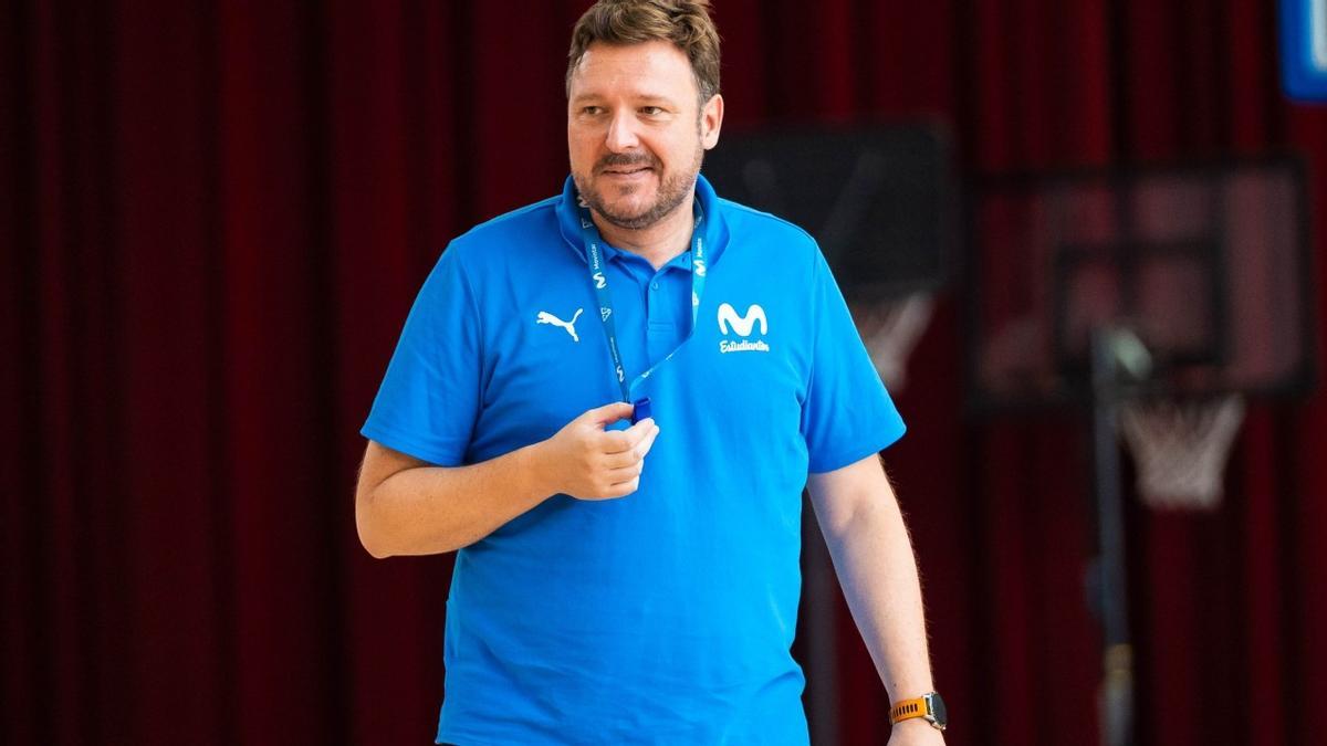 Toni Ten, dirigiendo al Movistar Estudiantes.