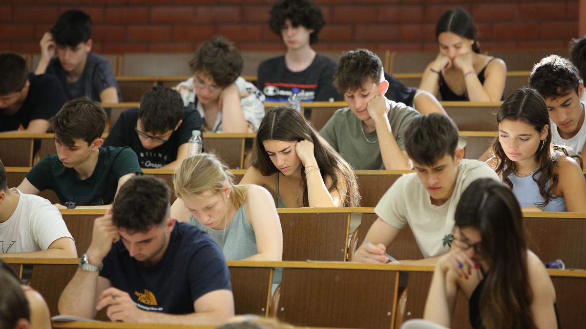 Alumnos durante el primer día de exámenes de selectividad, en la Facultad de Biologia i Ciències de la Terra de la UB.