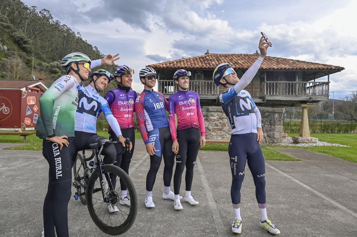 Por la izquierda, Samuel Fernández, Iván García Cortina, Hugo de la Calle, Eduardo Pérez-Landaluce, Sinuhé Fernández y, haciendo una foto para conmemorar el encuentro. CICLISMO. CICLISTAS PROFESIONALES ASTURIANOS. BUEÑO