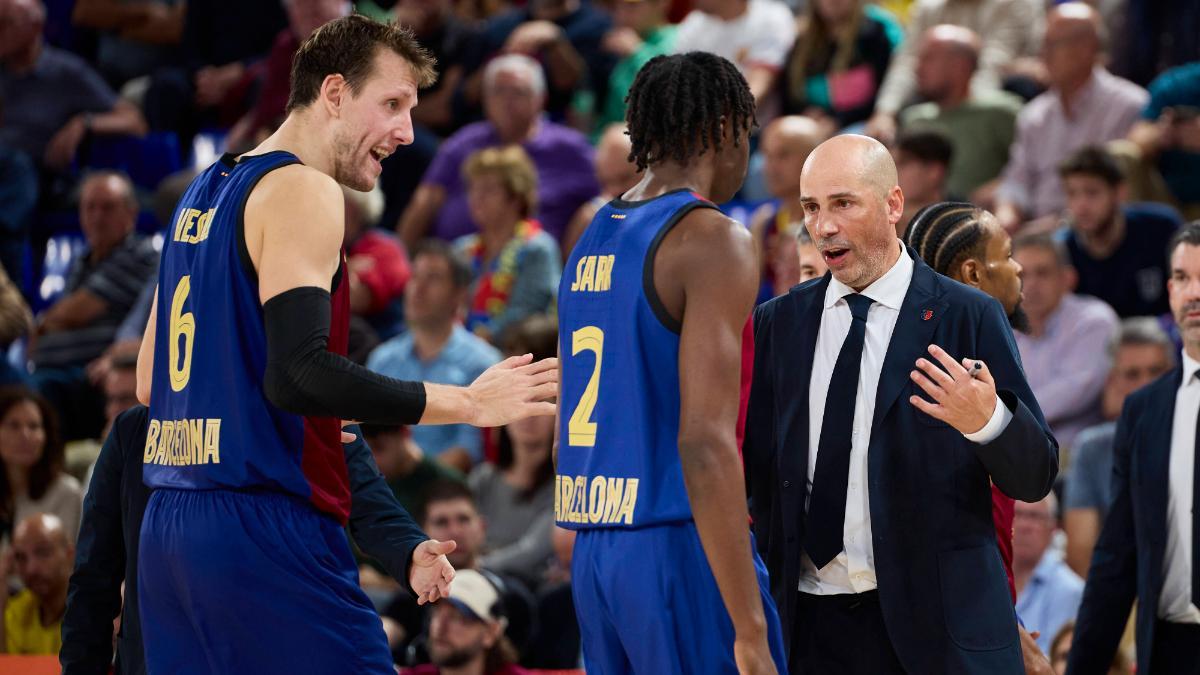 Joan Peñarroya dando instrucciones a Dame Sarr