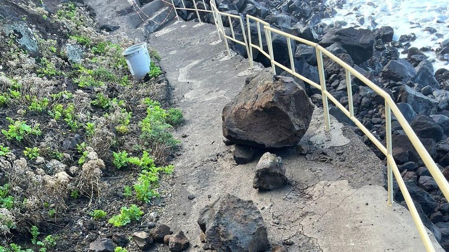 Access to El Bollullo beach closed due to landslides