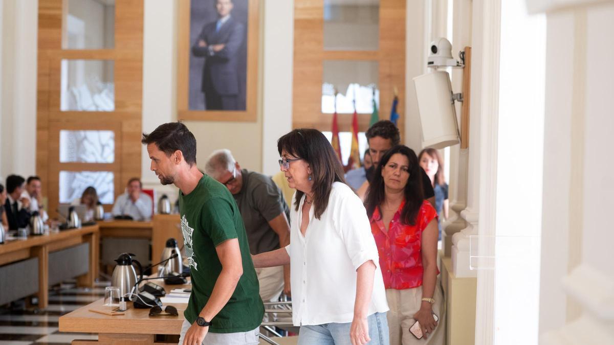 Galería | PSOE y Unidas Podemos abandonan el pleno de Cáceres por una moción para proteger la Cruz