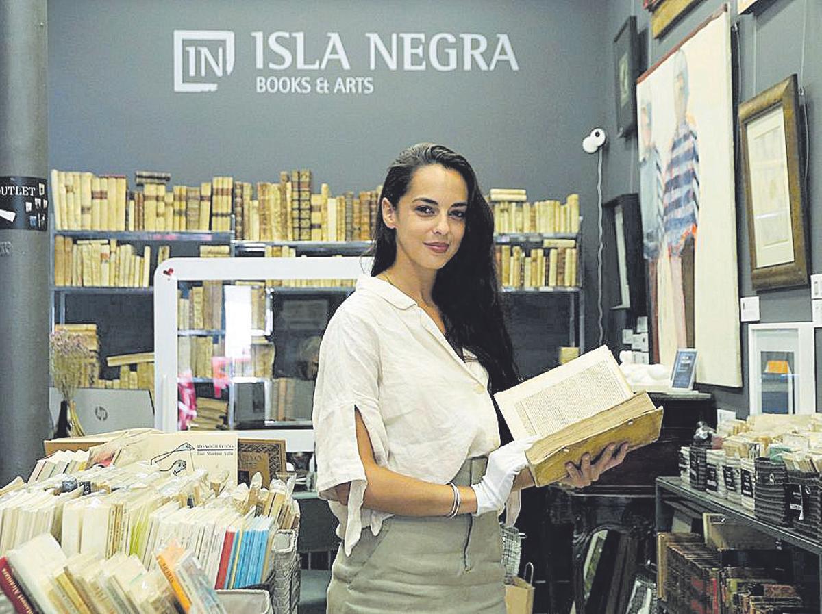 Alba Romero, responsable de marketing de la librería Isla Negra, en la calle Álamos.