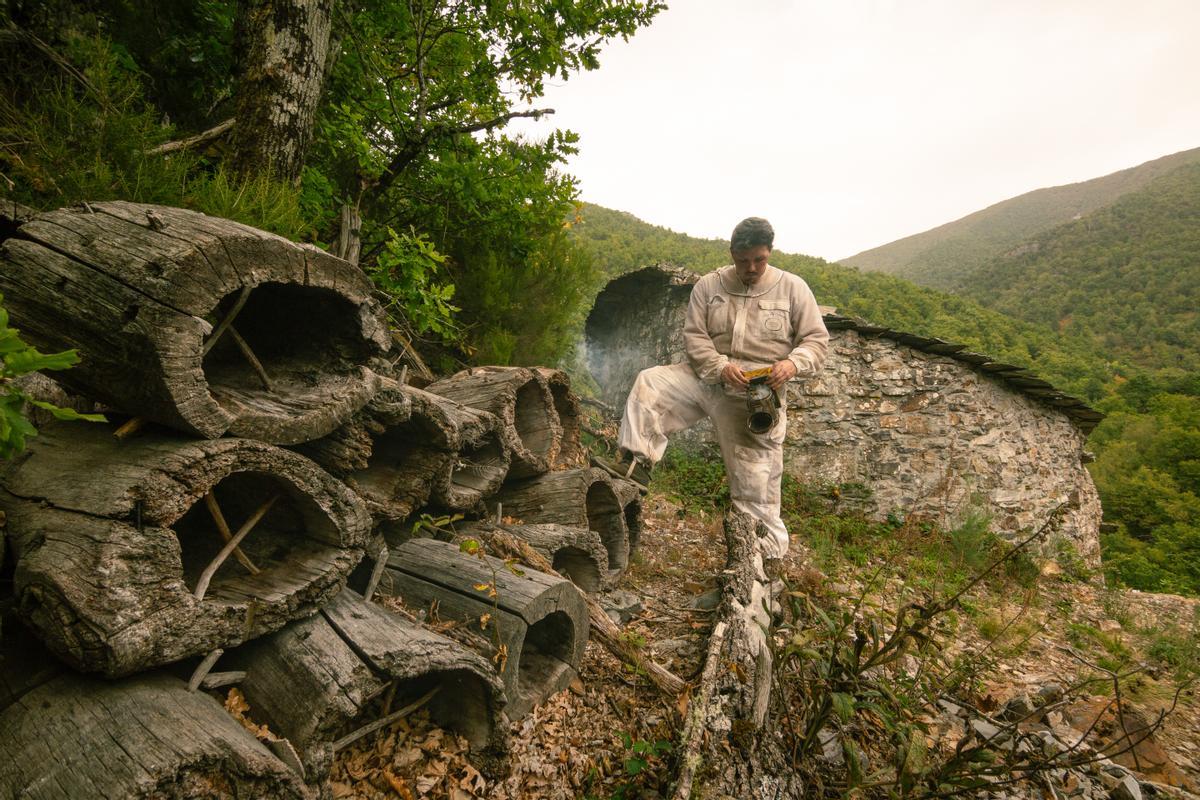 Adrián Flórez, junto al cortín familiar y los viejos trobos de su abuelo.