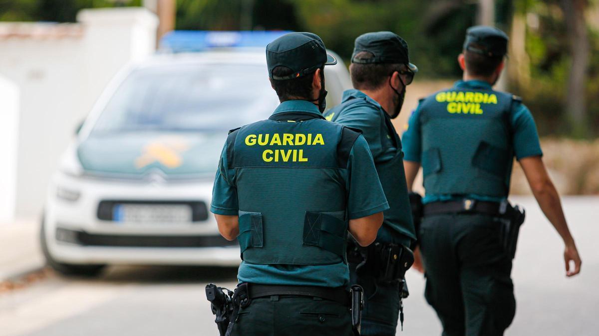 Agentes de la Guardia Civil en Ibiza.