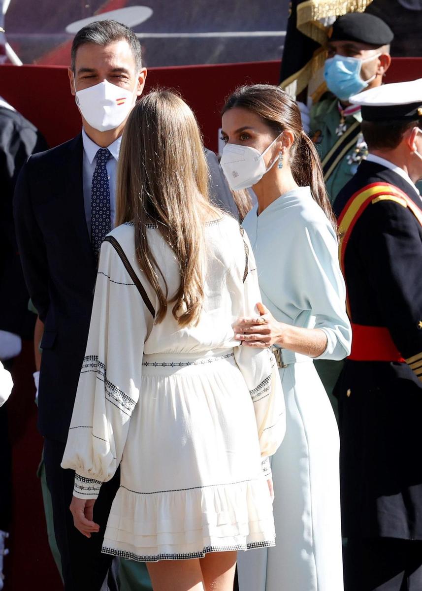 La infanta Sofía y la reina Letizia durante el desfile del 12 de octubre 2021