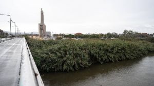El río Besòs, en primer plano, y las Tres Xemeneies al fondo, en Sant Adrià de Besòs.