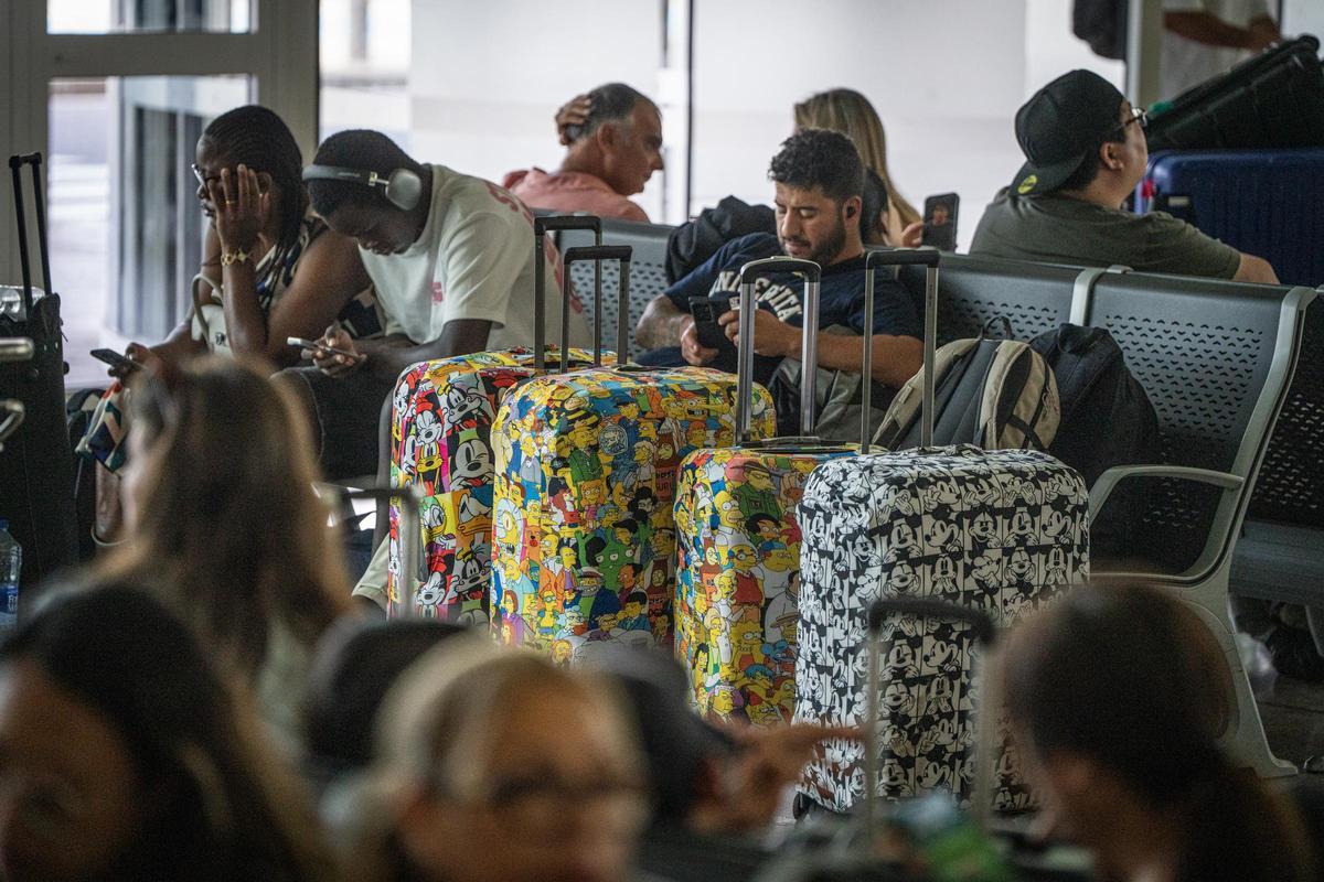 Pasajeros en el aeropuerto de Barcelona-El Prat durante una jornada de huelga de personal Pasajeros en el aeropuerto de Barcelona-El Prat durante una jornada de huelga de personal