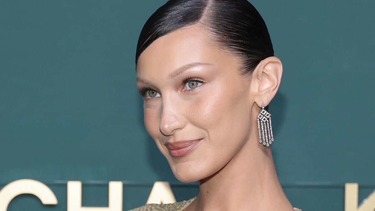 Bella Hadid tiene el 'trench' más bonito y versátil para esta primavera, ¡y es de Mango!