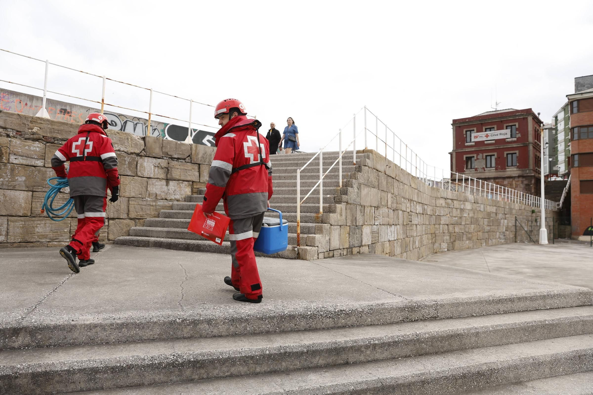 Así se controla la calidad del mar en Gijón durante la temporada de baños (en imágenes)