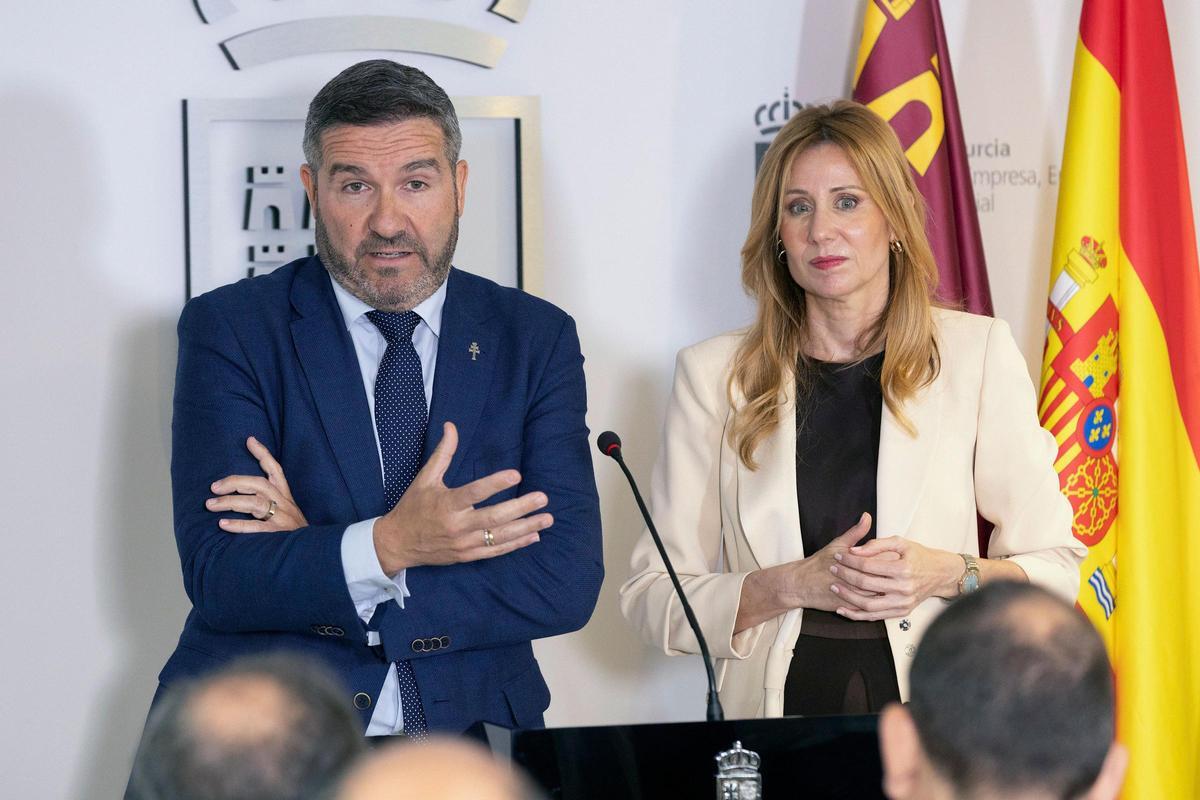 El presidente de la Croem, Miguel López Abad, y la consejera de Empresa, Marisa López Aragón.
