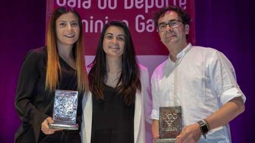 González, Rodríguez y Gómez, con el premio. // FdV