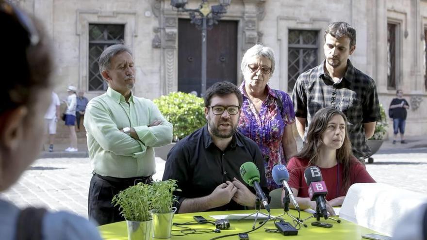 Los concejales Antoni Noguera y Neus Truyol, flanqueados ayer por los nuevos regidores de Més.