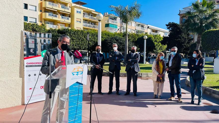 Rincón de la Victoria instala otros cuatro desfibriladores a lo largo de la ciudad