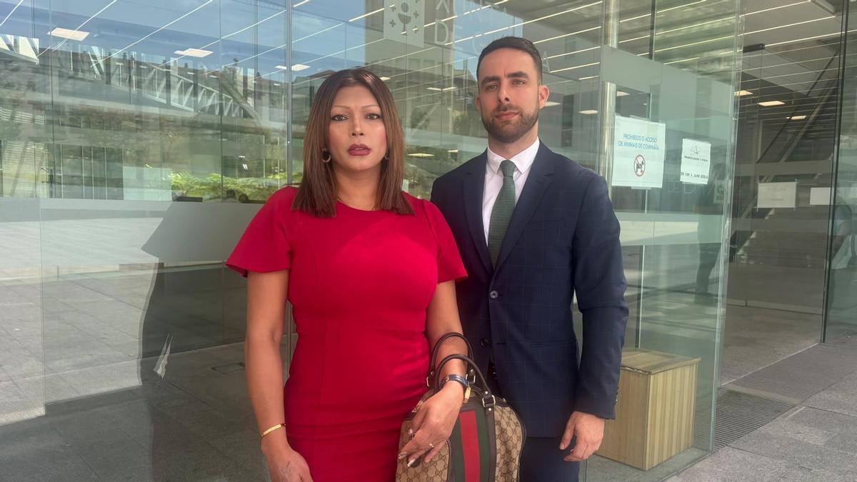 Viviana, con su abogado Miguel Rodríguez Rebolledo, ante la Ciudad de la Justicia de Vigo.