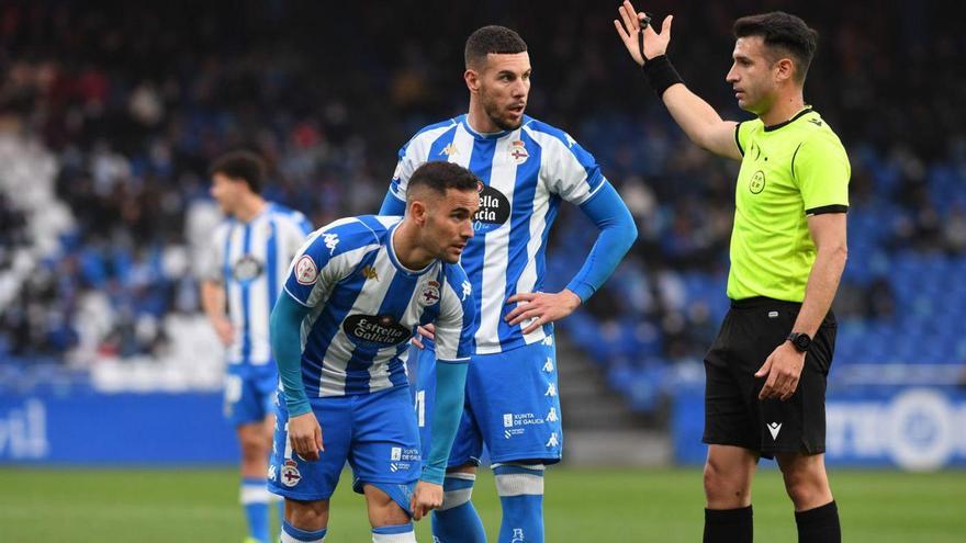 Juan Carlos Menudo, junto a Álvaro Rey, en el duelo ante el Real Unión. |  // CARLOS PARDELLAS