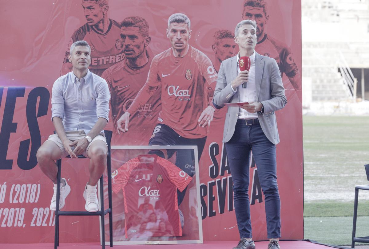 Unos dos mil seguidores del RCD Mallorca se despiden de Reina y Salva ...