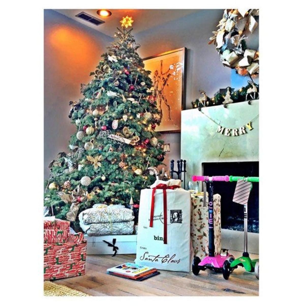 Kate Hudson, otra de las clásicas, felicitó las fiesta con una imagen de un árbol de Navidad