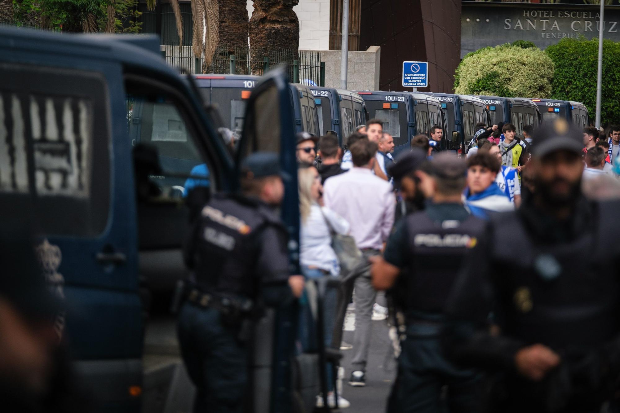 Ambiente e incidentes de la afición de la UD Las Palmas antes de llegar al Heliodoro