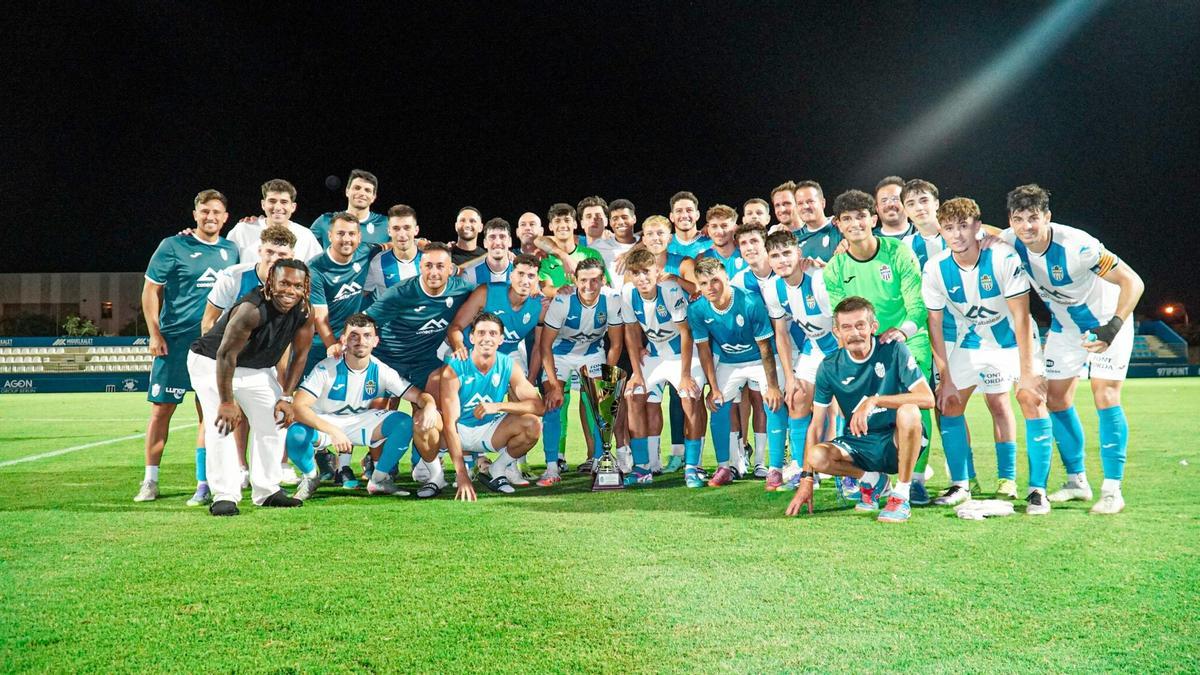 Los jugadores del Atlético Baleares posan con el trofeo tras ganar el Nicolás Brondo