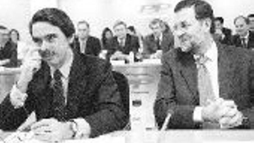 Aznar dice que tiene &quot;las riendas&quot; y ensalza a Rajoy