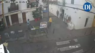 Cazados por una cámara cuando abandonaban una saca de obra llena de escombros en la Marina de Ibiza
