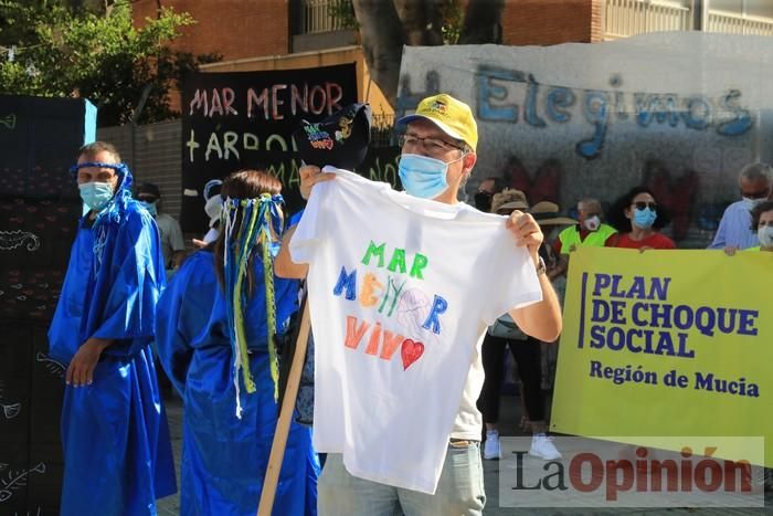 Protesta contra el estado del Mar Menor en la puerta de la Asamblea