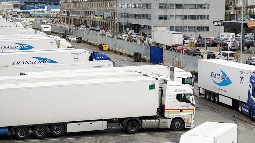 Buques de transporte de frío, aparcados ayer en la lonja de Vigo. 