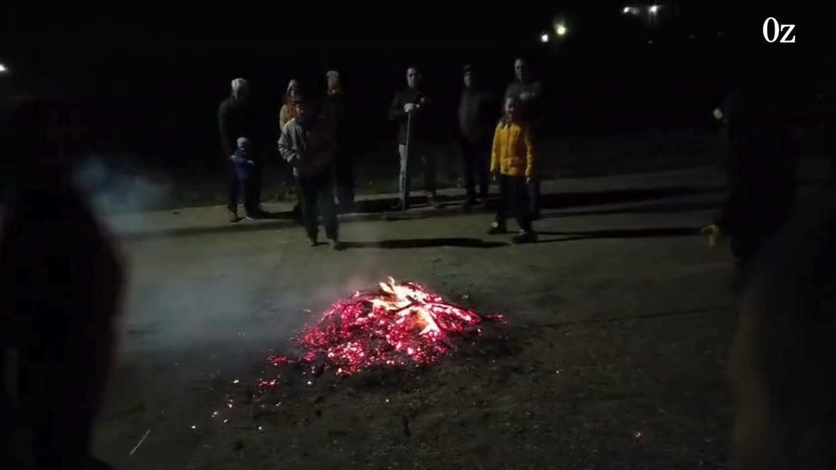 Así saltan el piorno en La Hiniesta: las águedas toman las riendas