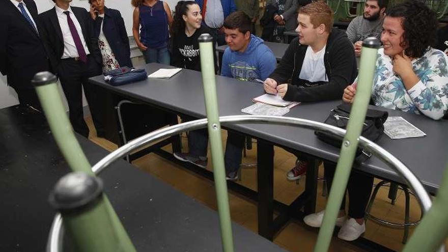 Román Rodríguez, ayer en el primer día de clase del instituto San Rosendo de Mondoñedo. // FdV