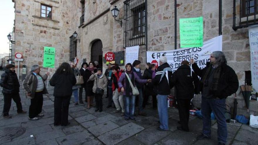 Trabajadores de Paradores protestan en el exterior del establecimiento.