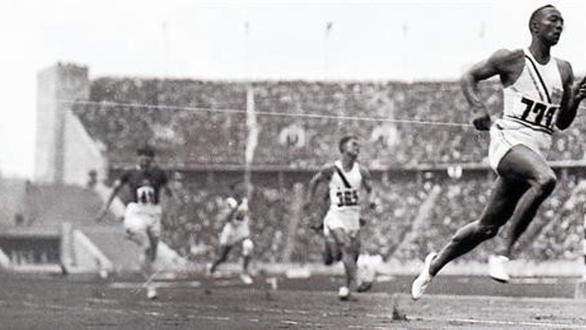 Jesse Owens logró la victoria con un amplio margen en la final de los 200 metros lisos, prueba en la que sumó la tercera de sus cuatro medallas de oro. En el fondo, la llamada Puerta de Maratón.