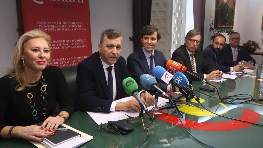 Sergio Cuberos, junto a otros representantes de la Cámara y los diputados del PP.