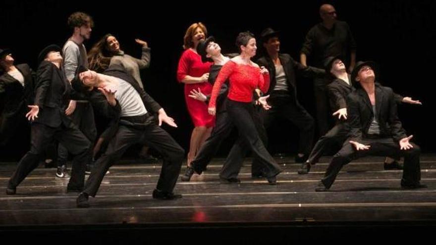 Público y bailarines se mueven al ritmo de la música en la pieza &quot;Minus 16&quot;; en el centro, la profesora de ballet Elisa Novo.