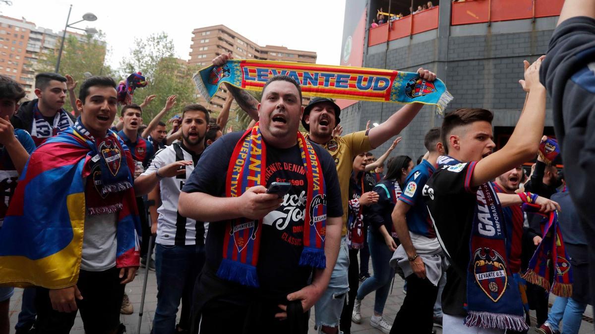 Los granotas, a su llegada a Mestalla