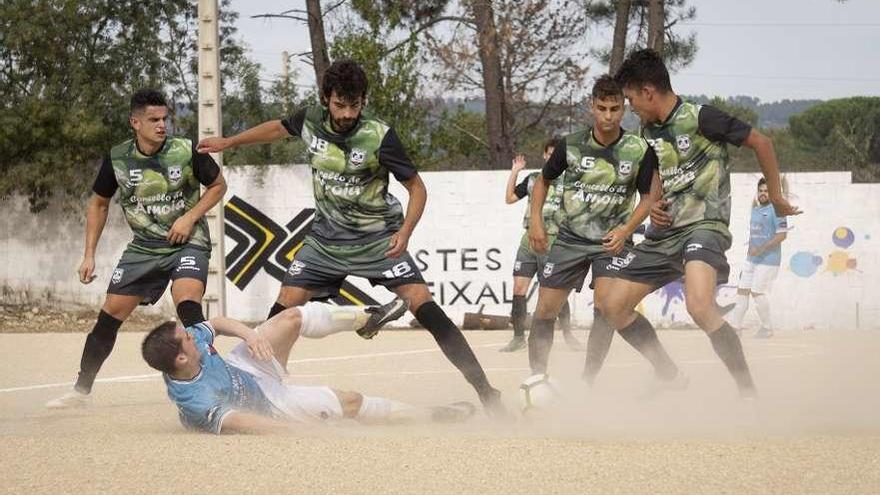 Un lance del partido entre el Seixalbo y el Arnoia, ayer en O Carqueixal. // Enzo Sarmiento