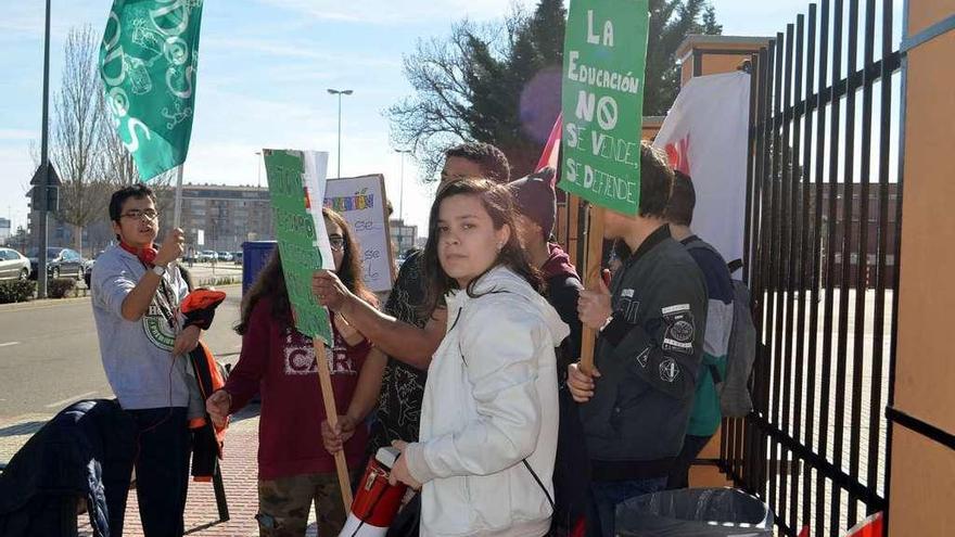 La concentración se mantuvo toda la mañana a las puertas del IES León Felipe.