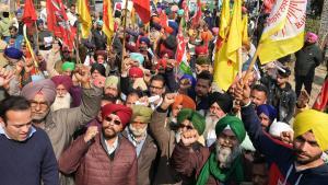 Agricultores indios protestan para reclamar un precio mínimo a sus productos, este martes en Amritsar, al norte de Nueva Deli.