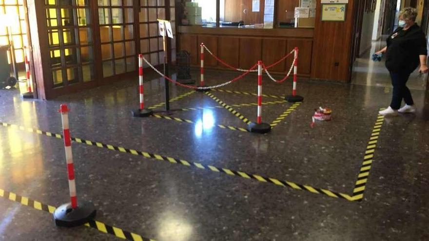 La señalización de los pasillos diferenciados de entrada y salida en el colegio Montedeva de Gijón.