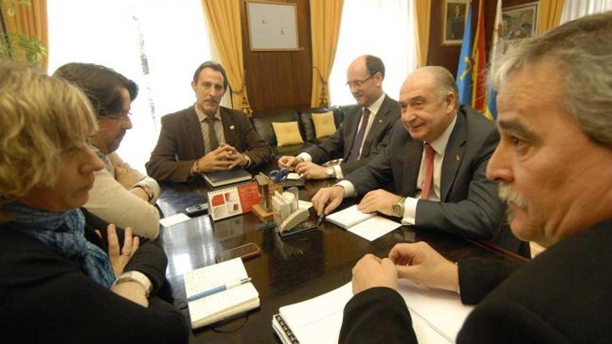 Vicente Gotor, segundo por la derecha, en la reunión del lunes con los representantes municipales de Mieres.