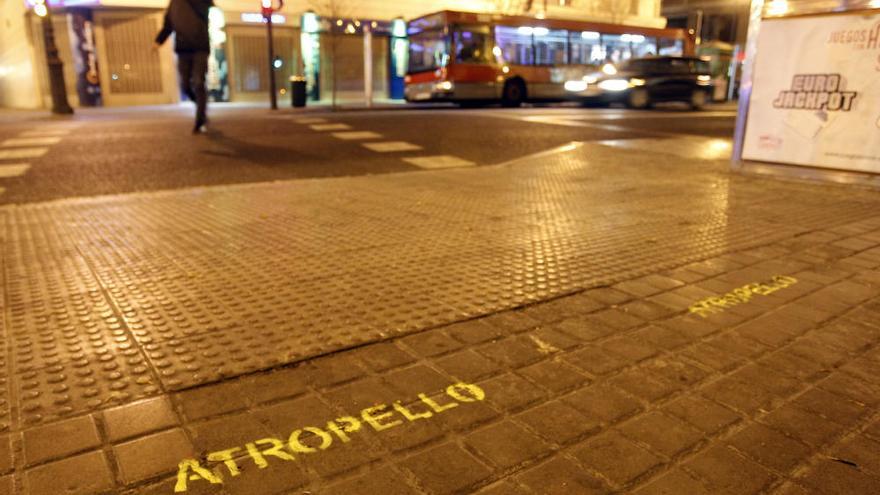 Los vecinos de Ciutat Vella señalan con pintadas en el suelo los atropellos en Barón de Cárcer