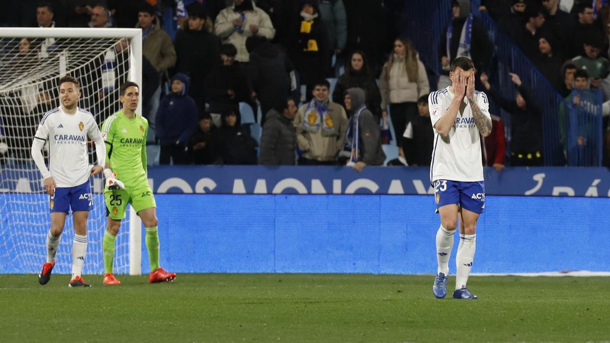 Enrich, Marc Aguado y Edgar Badía, tras el 1-2 del Cartagena.