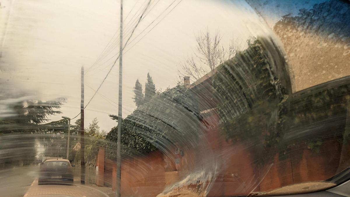 Parabrisas manchado de lluvia y tierra