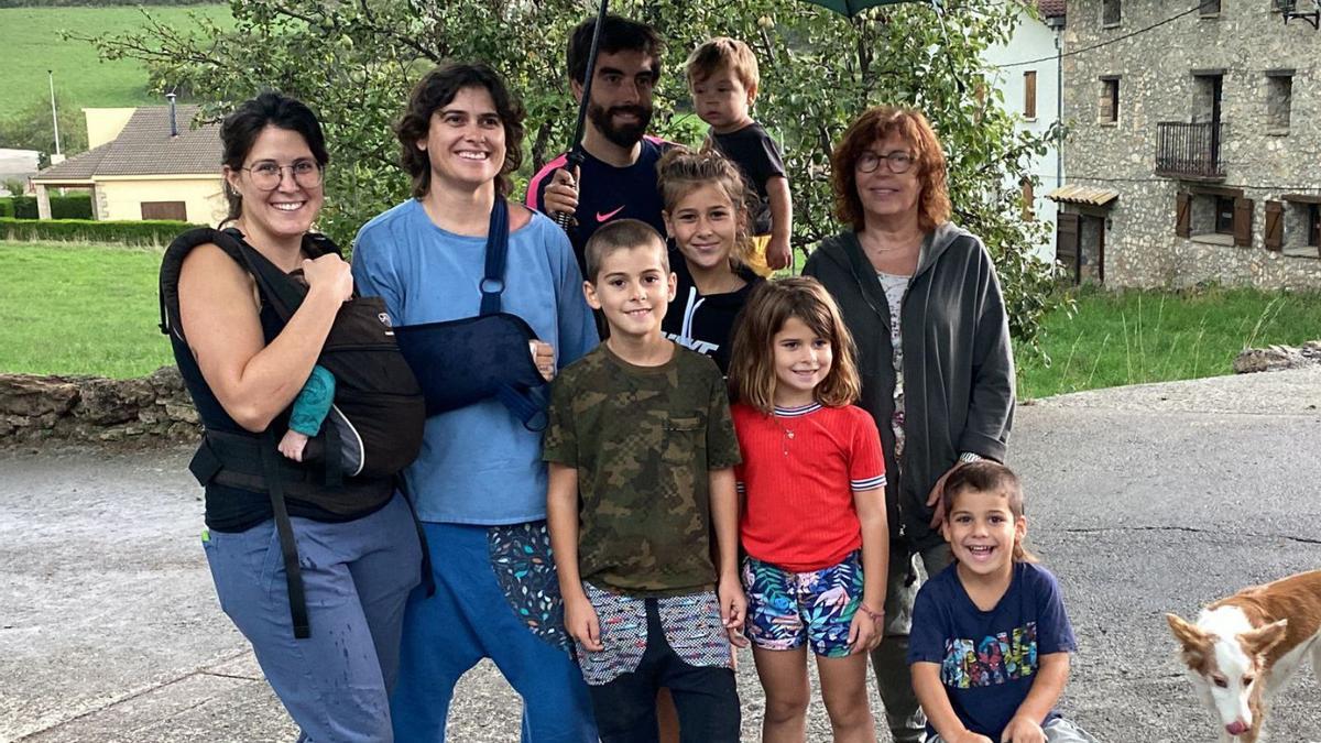 La nova família que s’ha instal·lat a Tuixent, amb la propietària de la casa | ACN