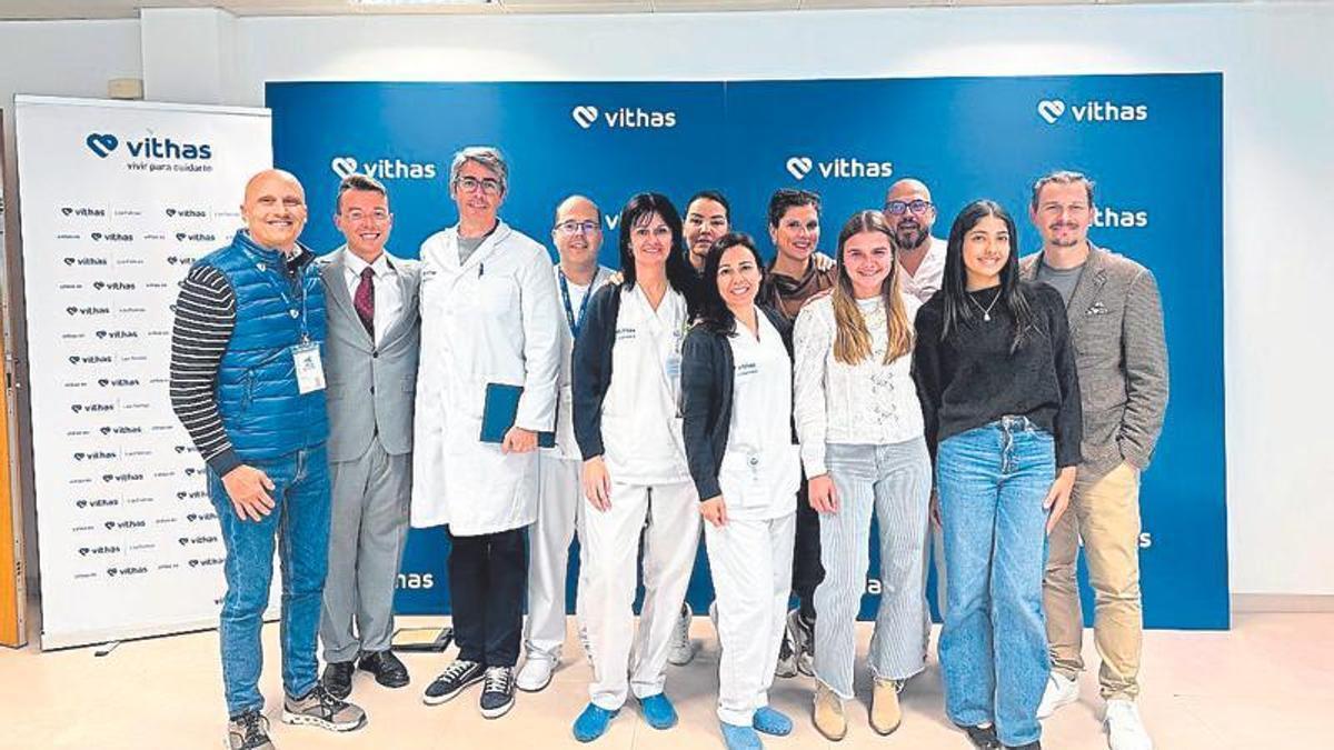 Kira y Elena posan junto al equipo de enfermería y sus profesores  de Vithas Las Palmas, así como responsables de la UNAM.