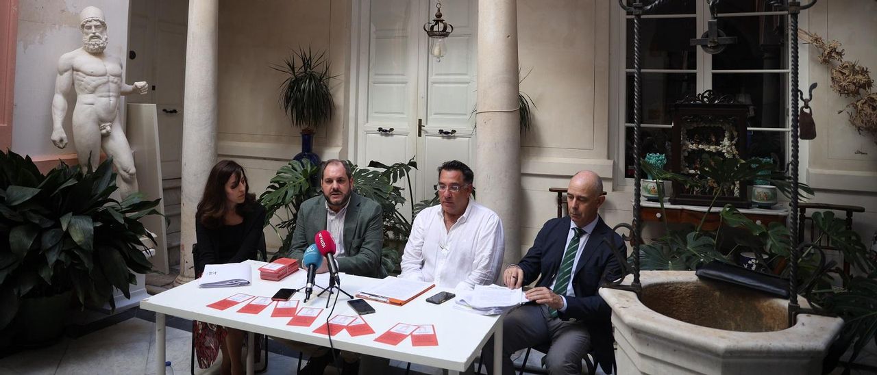 Eugenia Lara, Carlos Carrera, Óscar Agudo y José María Serrano durante la rueda de prensa de esta tarde.