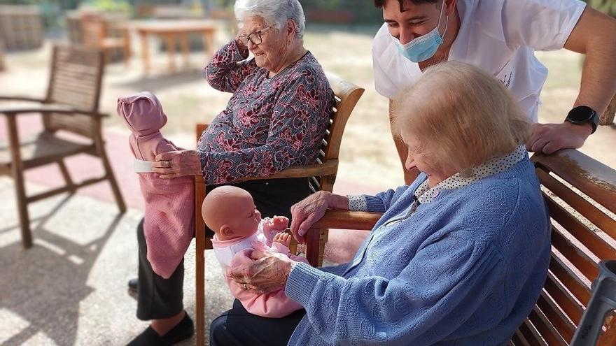 La teràpia amb nines aporta benestar a les persones grans