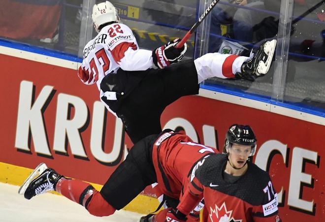 El delantero suizo Nino Niederreiter (L) y el defensor de Canadá Philippe Myers compiten por el disco durante el partido de cuartos de final del Campeonato Mundial de Hockey sobre hielo masculino IIHF entre Canadá y Suiza en el Steel Arena en Kosice