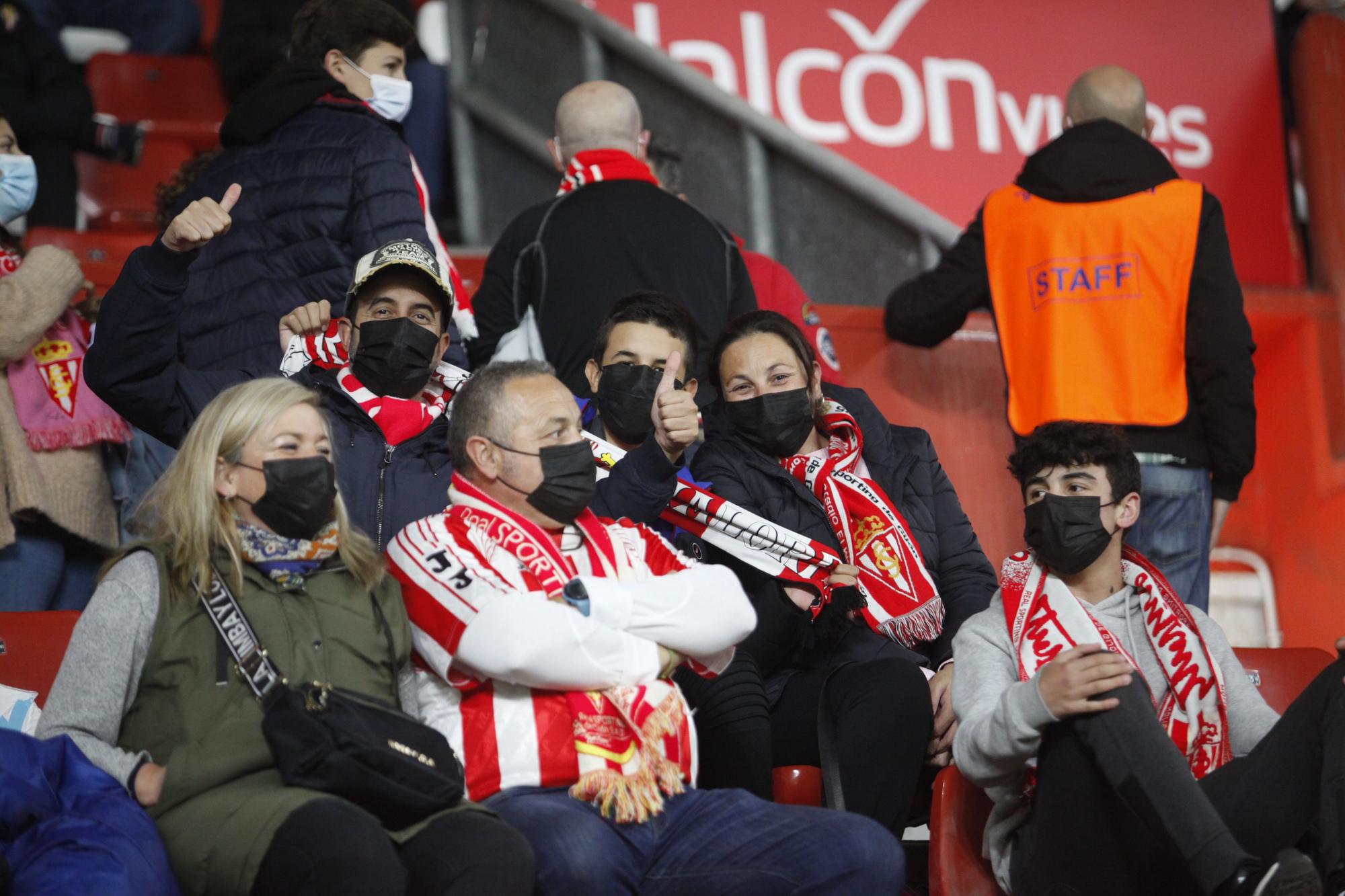 El partido entre el Sporting y la Real Sociedad B, en imágenes